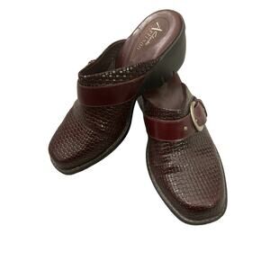 EUC Clarks Artisan Womens Mules Shoes Basket Weave Leather Slip On Buckle 8M‎